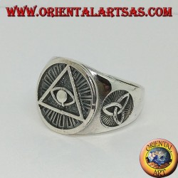 Bague en argent de la pyramide éclairée avec un noeud en tyrone sur les côtés