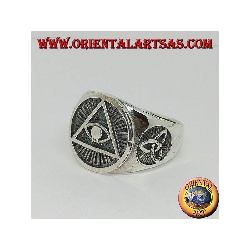 Anillo de plata de la pirámide iluminada con nudo tyrone en los lados.