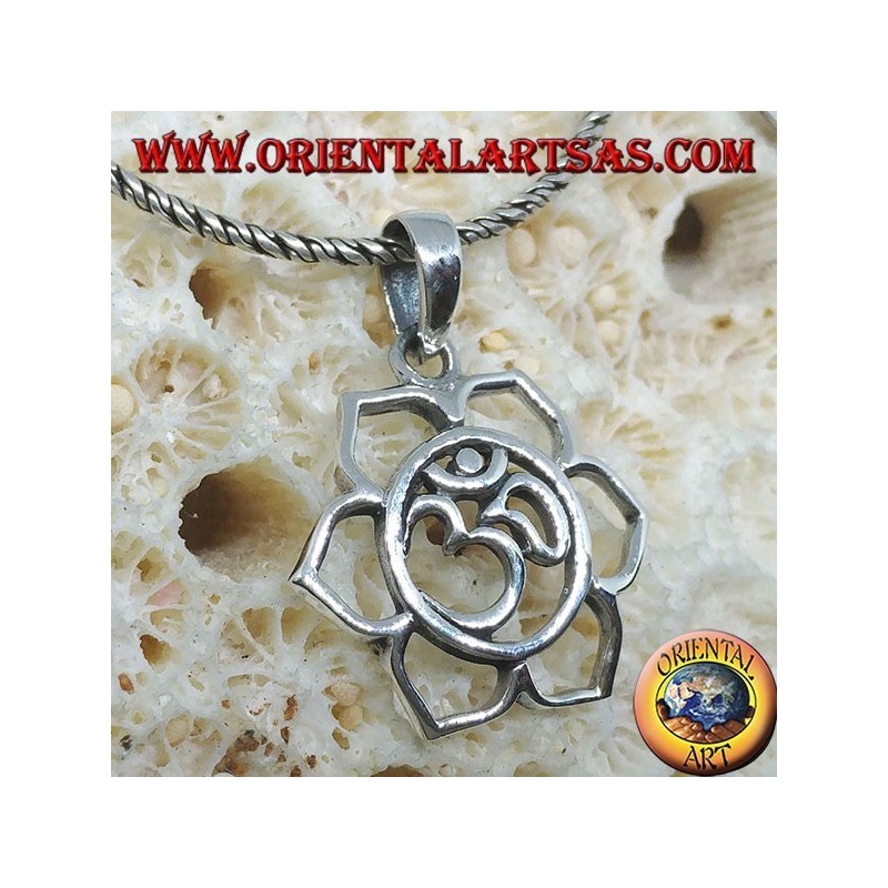 Colgante de plata con ॐ om en la flor de loto.