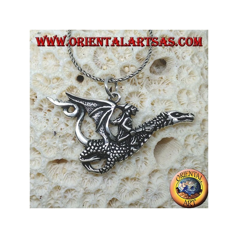 Colgante de plata, la bruja con el dragón.