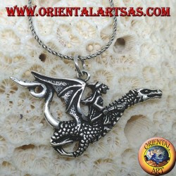 Pendentif en argent, la sorcière au dragon
