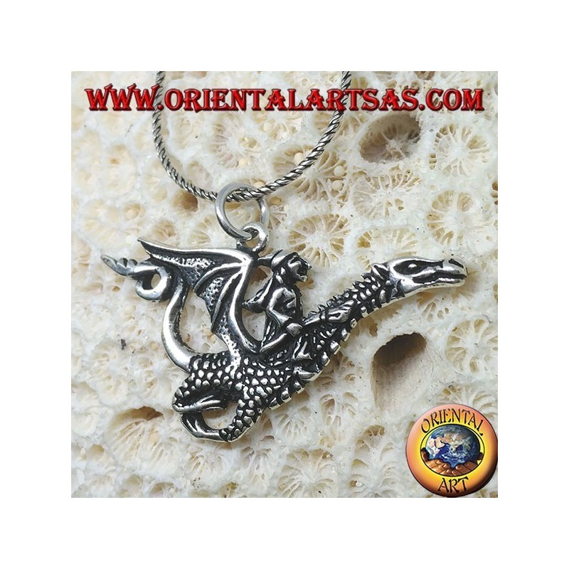 Colgante de plata, la bruja con el dragón.