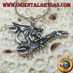Colgante de plata, la bruja con el dragón.