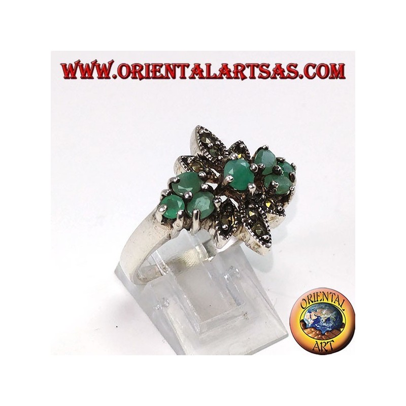 Anillo de plata con 7 esmeraldas naturales y marcasitas.