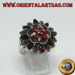 Anillo de plata con 8 granates lanzadera + 7 rondas naturales y marcassite.