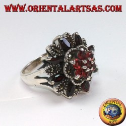 Anillo de plata con 8 granates lanzadera + 7 rondas naturales y marcassite.