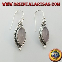 Pendientes de plata con una trenza alrededor de una lanzadera de cuarzo rosa.