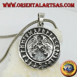 Colgante de plata Huginn y Muninn (los cuervos de Odin) con las runas alrededor
