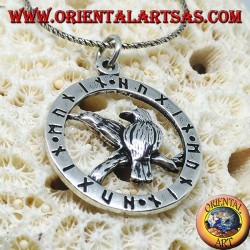Colgante de plata para los cuervos de Odin Huginn y Muninn rodeado de runas.