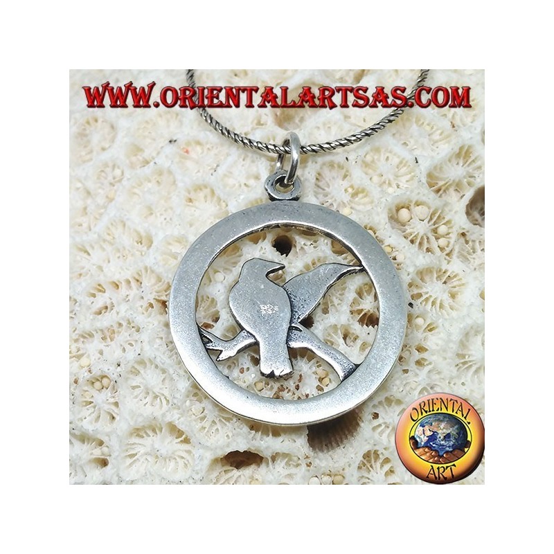 Colgante de plata para los cuervos de Odin Huginn y Muninn rodeado de runas.