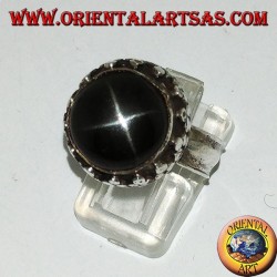 Anillo de plata en el borde alto con juego redondo de estrella negra.