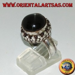 Anillo de plata en el borde alto con juego redondo de estrella negra.