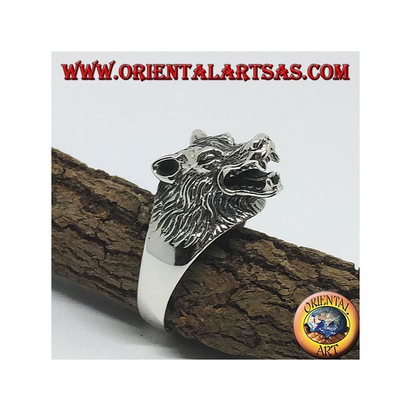 Anillo de plata, con una cabeza de lobo que gruñe.