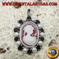 Ciondolo in argento con cammeo su madreperla contornato da perle e granati