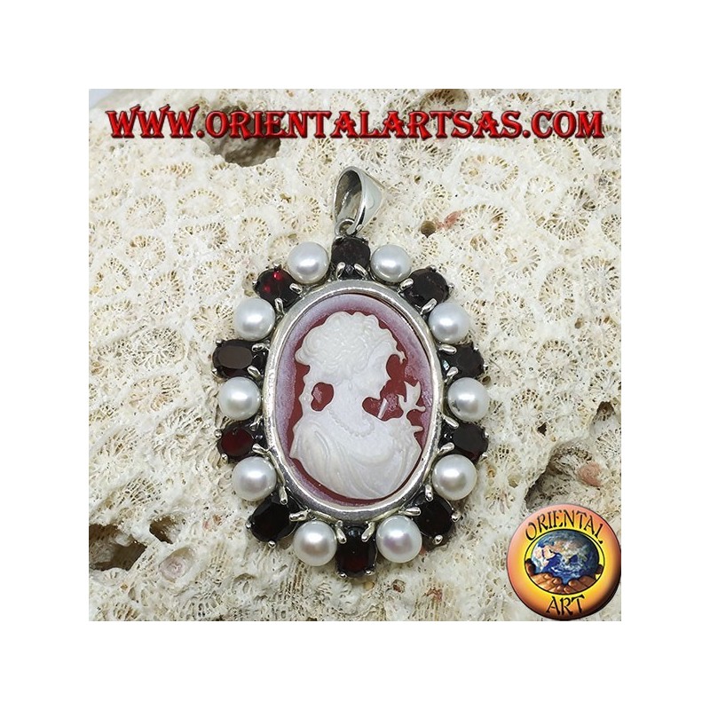 Pendentif en argent avec camée sur nacre entouré de perles et de grenats