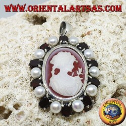 Pendentif en argent avec camée sur nacre entouré de perles et de grenats