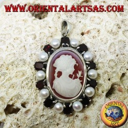 Pendentif en argent avec camée sur nacre entouré de perles et de grenats