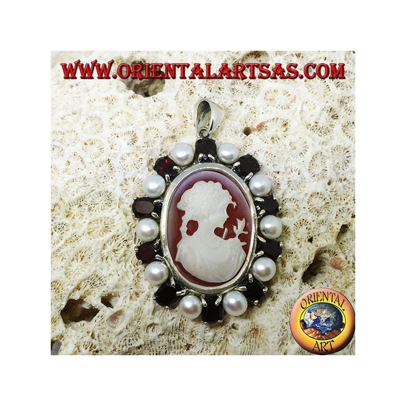 Pendentif en argent avec camée sur nacre entouré de perles et de grenats