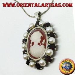 Pendentif en argent avec camée sur nacre entouré de perles et de grenats
