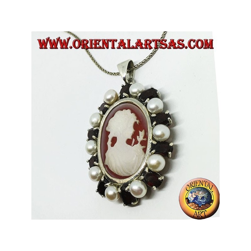Pendentif en argent avec camée sur nacre entouré de perles et de grenats