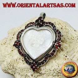 Broche pendentif en forme de coeur en argent avec camée en nacre entourée de grenats