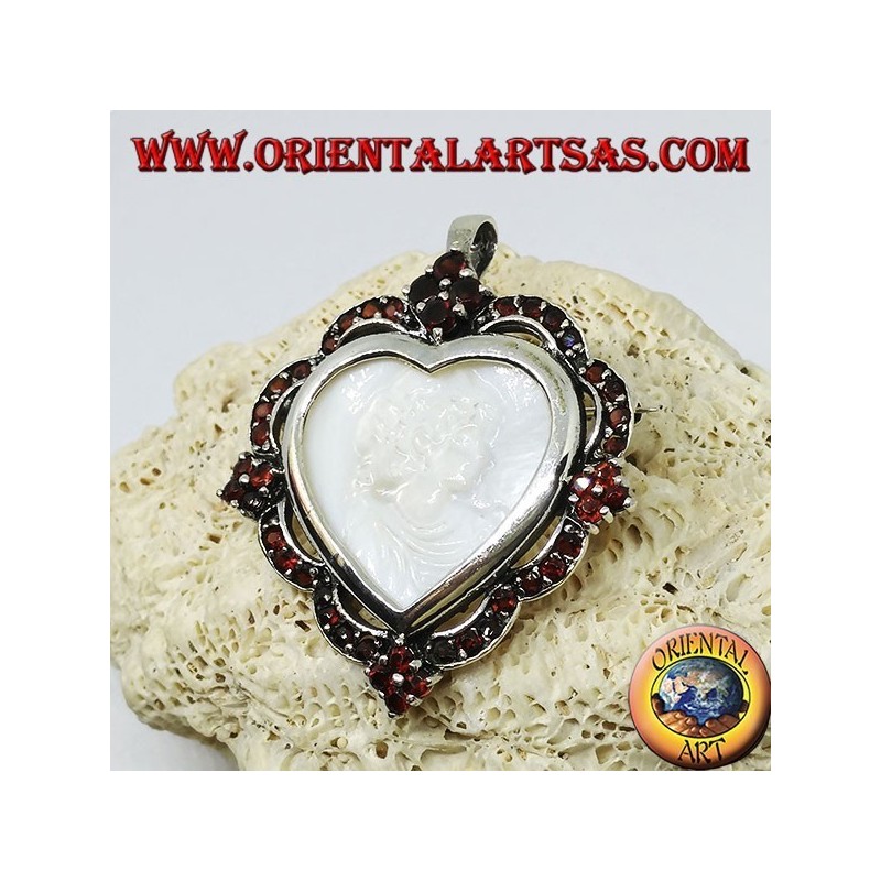 Broche pendentif en forme de coeur en argent avec camée en nacre entourée de grenats