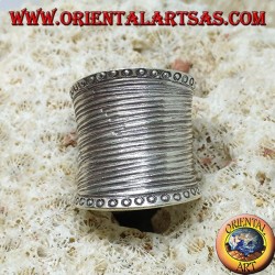 Konkaver breitbandiger Silberring mit handgefertigten gestreiften Gravuren