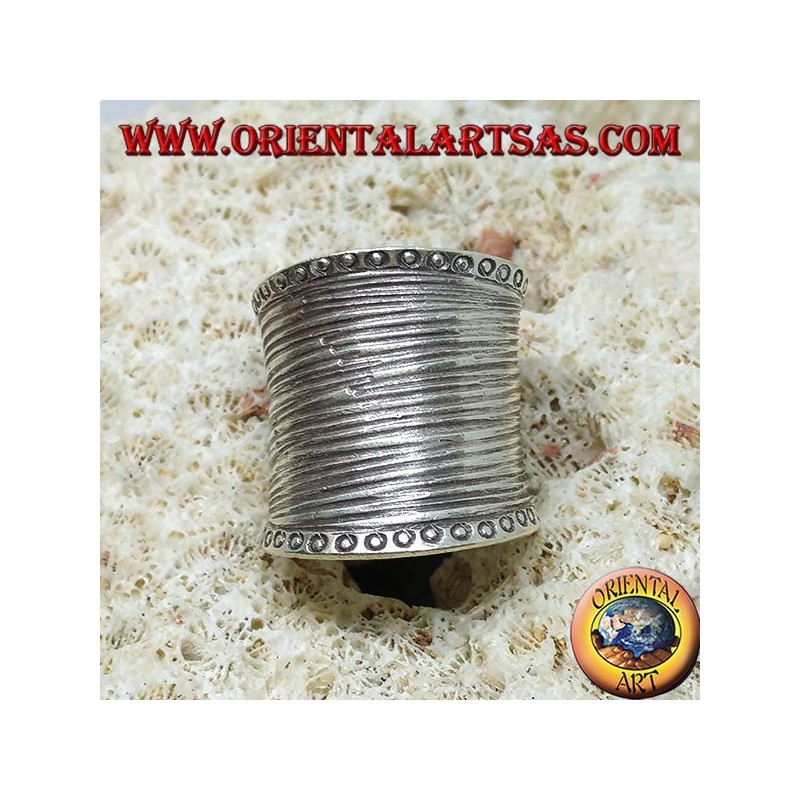 Konkaver breitbandiger Silberring mit handgefertigten gestreiften Gravuren