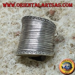 Konkaver breitbandiger Silberring mit handgefertigten gestreiften Gravuren