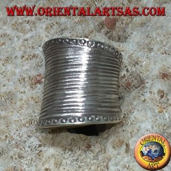 Konkaver breitbandiger Silberring mit handgefertigten gestreiften Gravuren