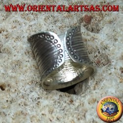 Konkaver breitbandiger Silberring mit handgefertigten gestreiften Gravuren