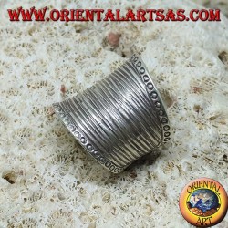 Konkaver breitbandiger Silberring mit handgefertigten gestreiften Gravuren