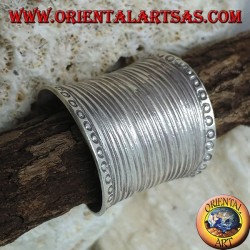 Konkaver breitbandiger Silberring mit handgefertigten gestreiften Gravuren