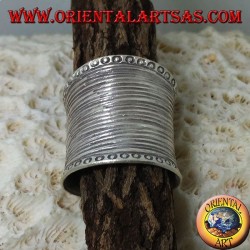 Konkaver breitbandiger Silberring mit handgefertigten gestreiften Gravuren