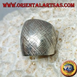 Anillo de plata con banda curvada con rayas cruzadas hechas a mano.