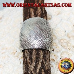 Anillo de plata con banda curvada con rayas cruzadas hechas a mano.