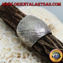 Bague en argent avec bande incurvée avec des rayures croisées à la main