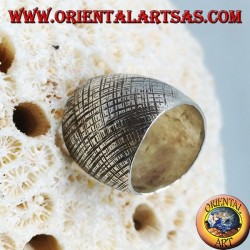 Silberring mit gebogenem Band mit handgefertigten gekreuzten Streifen