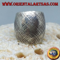 Anillo de plata con banda curvada con rayas cruzadas hechas a mano.