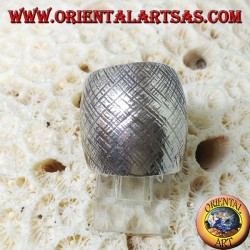 Anillo de plata con banda curvada con rayas cruzadas hechas a mano.