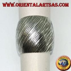Silberring mit gebogenem Band mit handgefertigten Querstreifengravuren