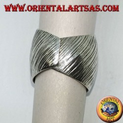 Silberring mit gebogenem Band mit handgefertigten Querstreifengravuren