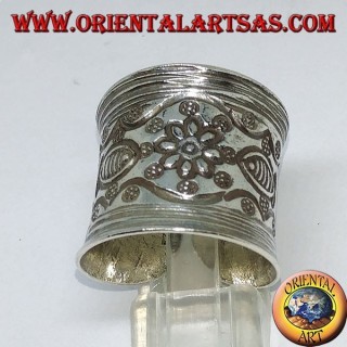 Bague en argent avec fleur et poisson ciselé à la main par le Karen
