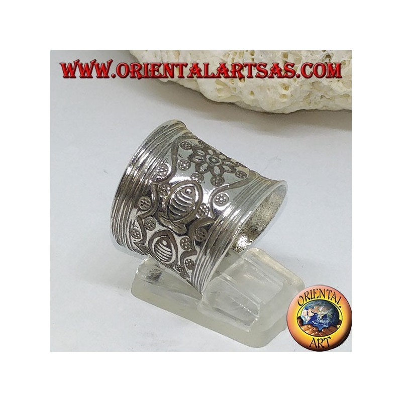 Anello a fascia in argento  con fiore e pesci cesellati a mano dai Karen