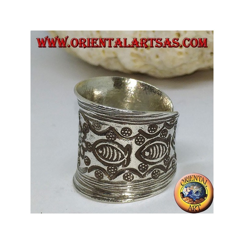 Bague en argent avec fleur et poisson ciselé à la main par le Karen