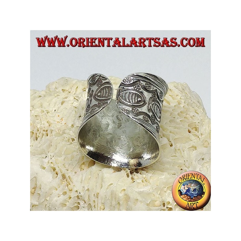 Anillo de plata con flor y pez cincelado a mano de Karen.