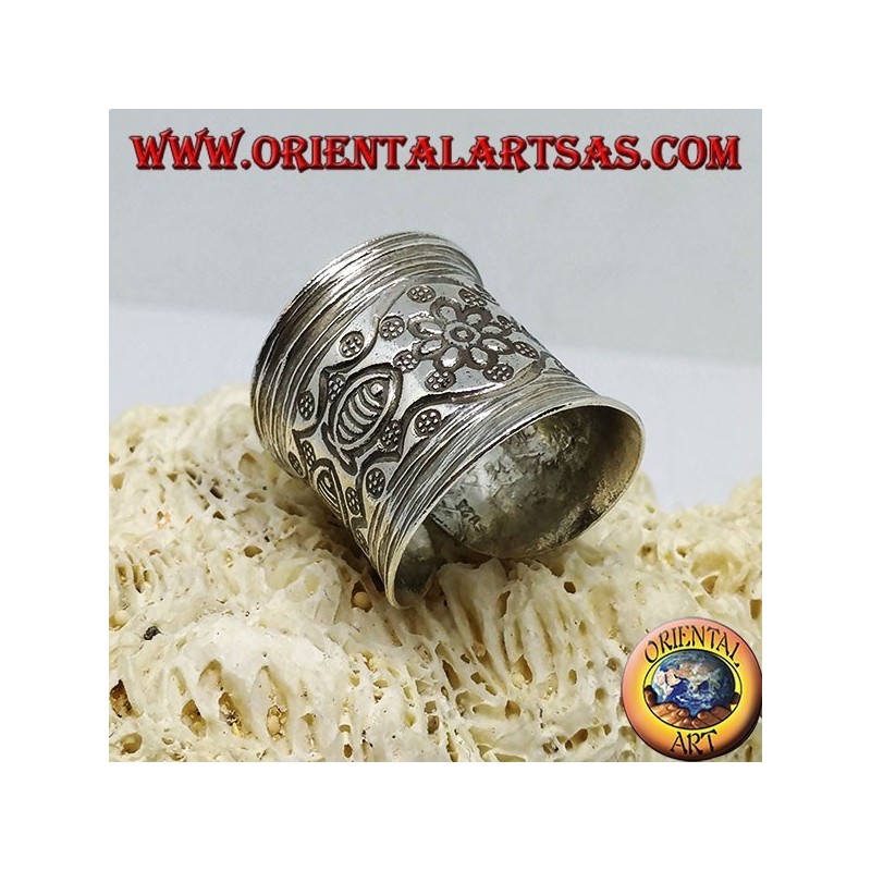 Anello a fascia in argento  con fiore e pesci cesellati a mano dai Karen