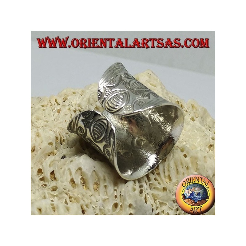 Anillo de plata con flor y pez cincelado a mano de Karen.