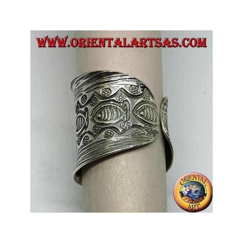 Anillo de plata con flor y pez cincelado a mano de Karen.