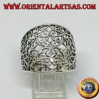 Anello in argento a fascia bombata traforata floreale 